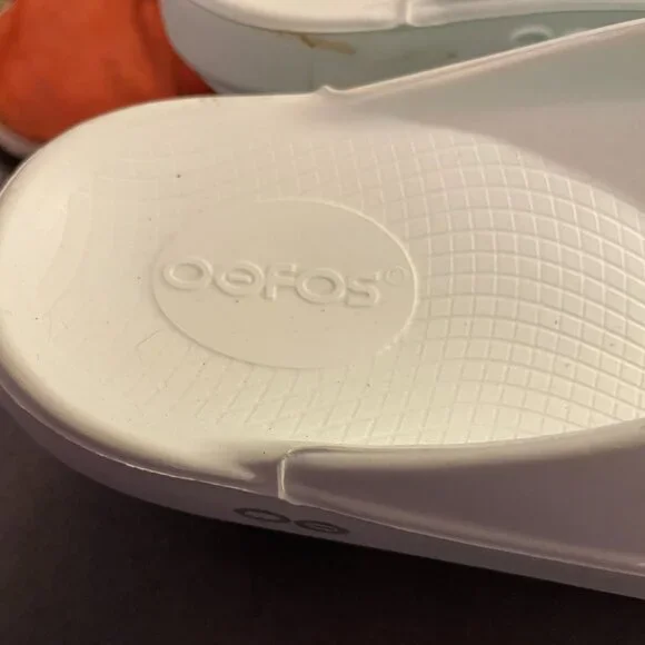 ladies OOFOS flip flops - Picture 4 of 7